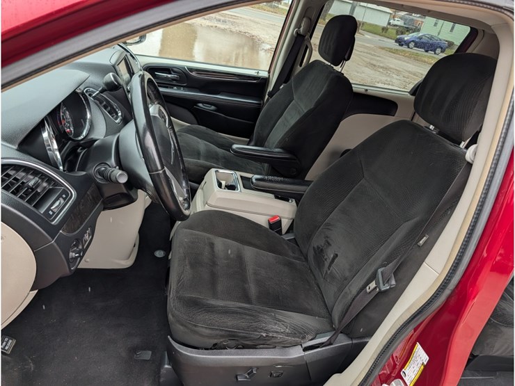 2016-chrysler-town-&-country-image-12