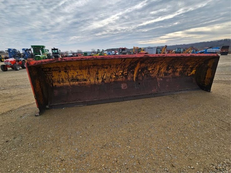 #3290-•-henke-20'-end-loader-snow-pusher-image-8