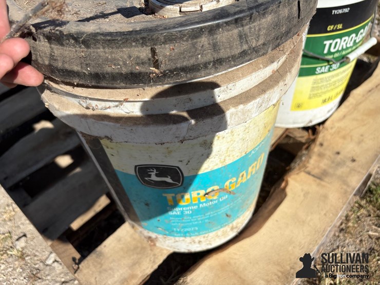 misc-pallet-of-john-deere-fluids-image-13
