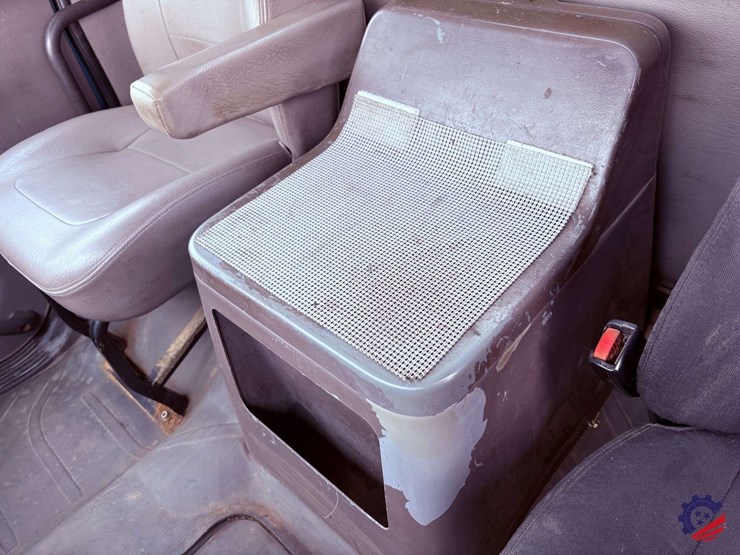 2009-freightliner-m2-106-image-90