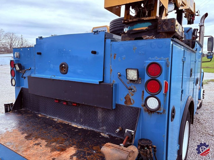 2009-freightliner-m2-106-image-52