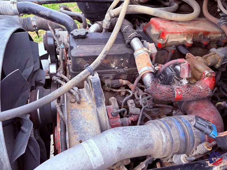 2009-freightliner-m2-106-image-23