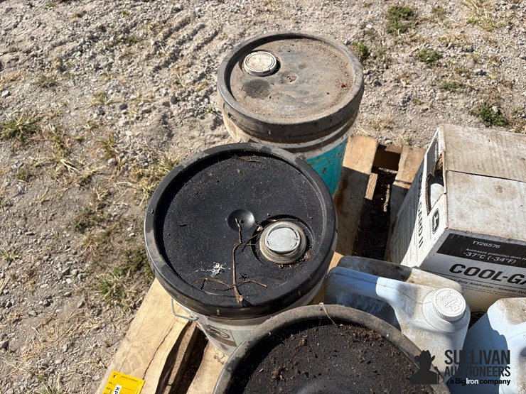 misc-pallet-of-john-deere-fluids-image-12
