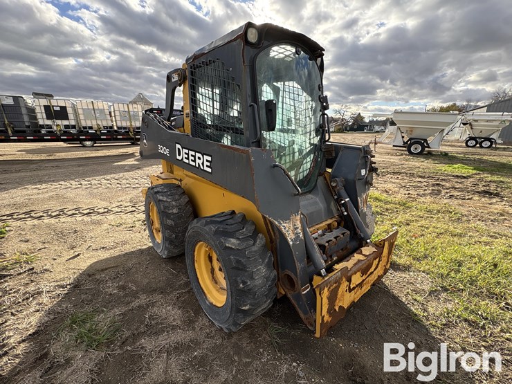 2013-deere-320e-image-3