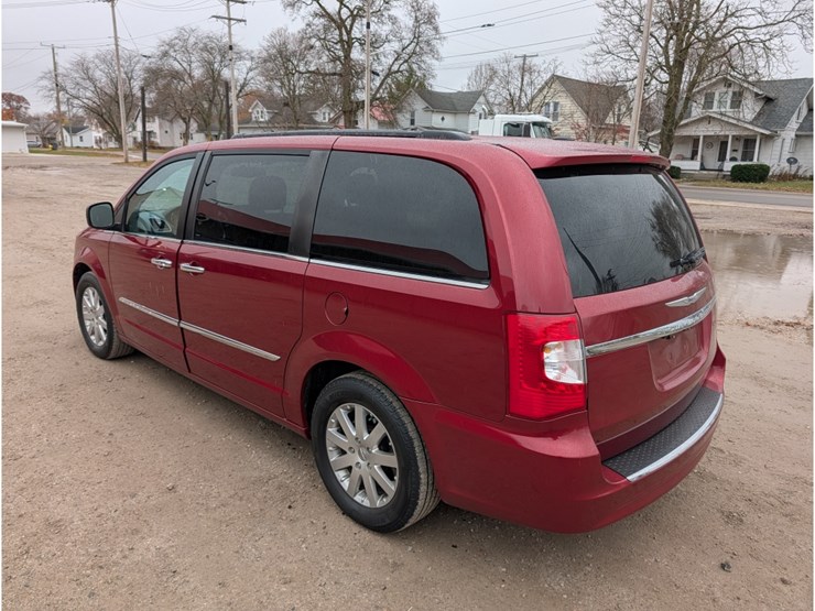2016-chrysler-town-&-country-image-8