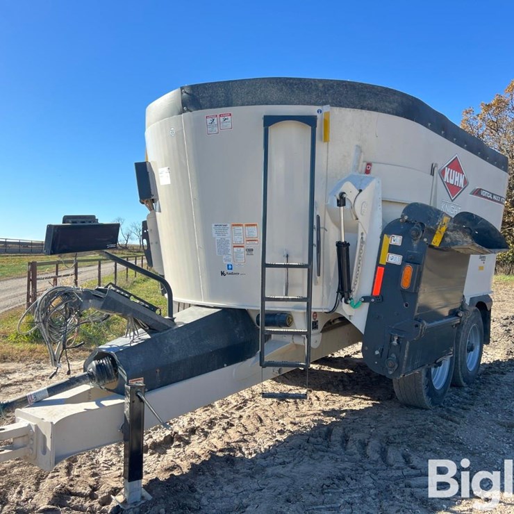 KUHN Knight Vertical Maxx VTC280 TMR Mixer Wagon