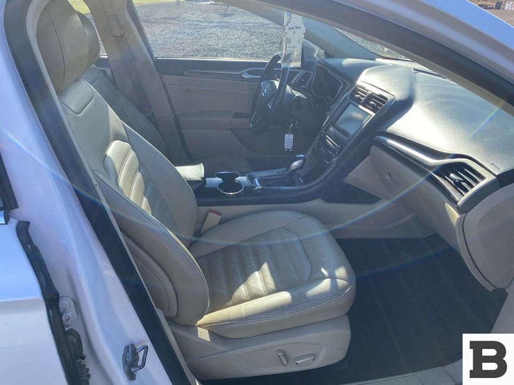 2016-ford-fusion-sedan-image-22