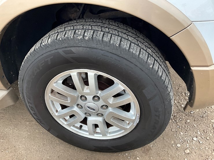 2014-ford-expedition-xlt-image-6