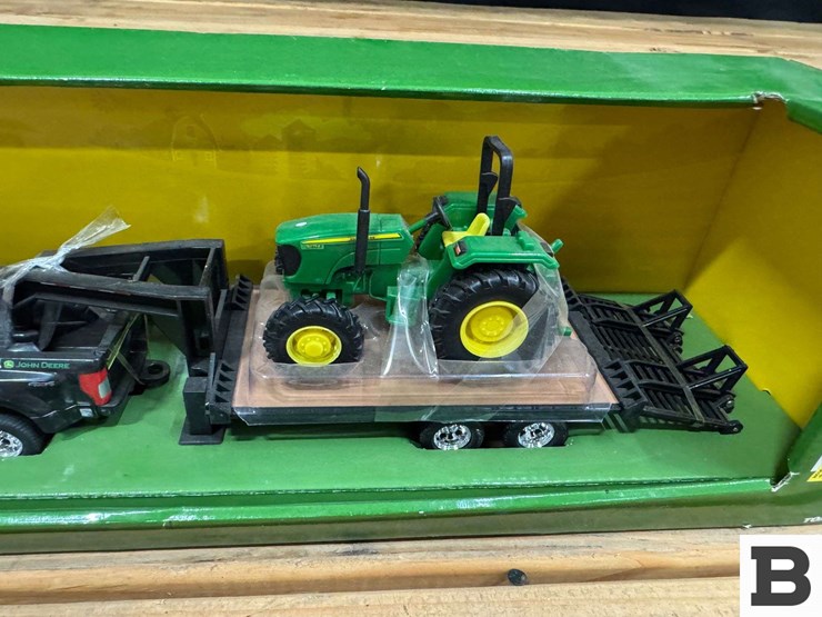 ertl-replica-john-deere-5075e-tractor-and-ford-f-350-pickup-1:32-scale-image-4