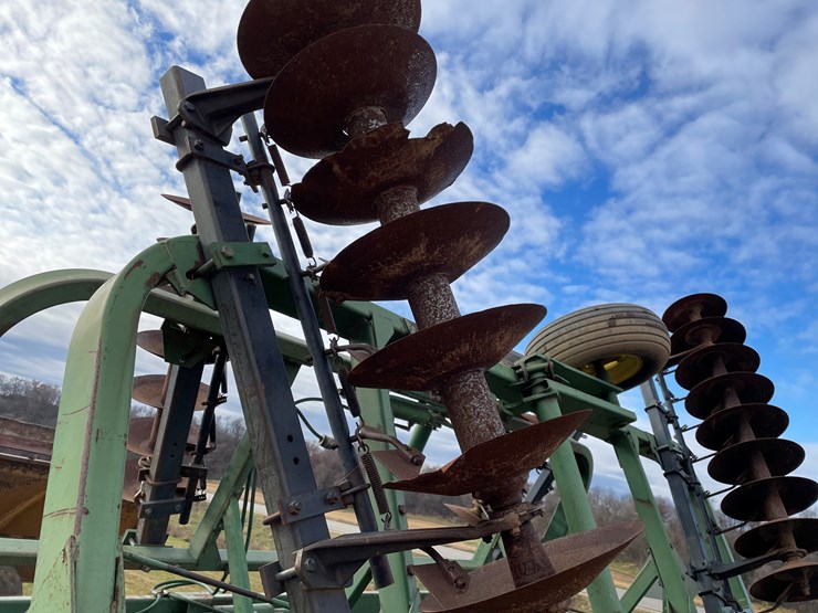 john-deere-235-image-14