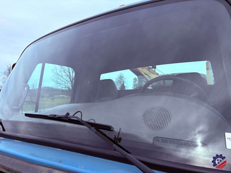 2009-freightliner-m2-106-image-28