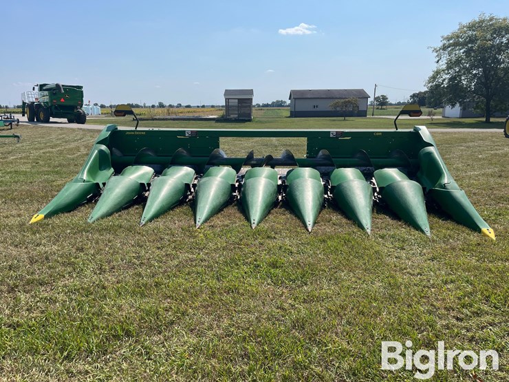 2021-john-deere-c8r-image-2