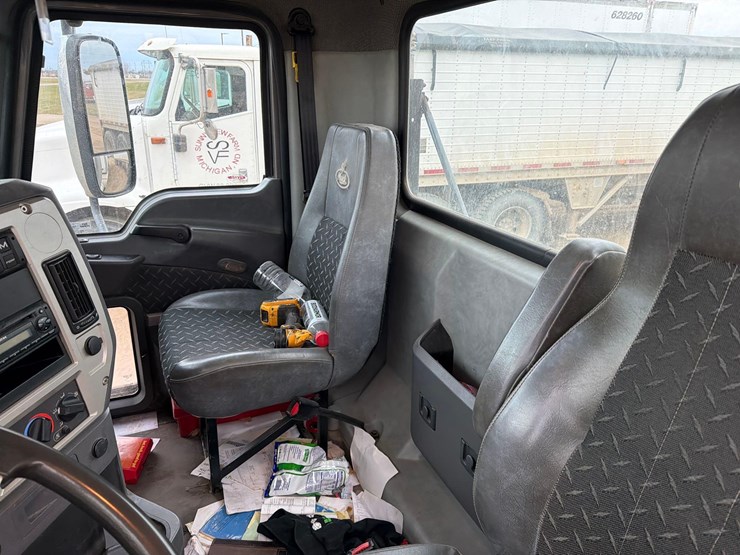 2014-mack-cxu613-semi-image-17