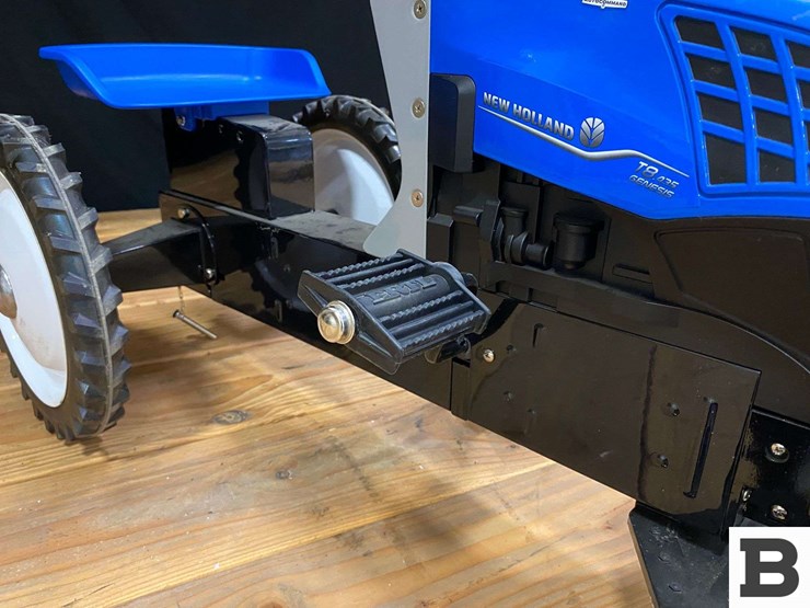 new-holland-t8.035-genesis-toy-pedal-tractor-image-5
