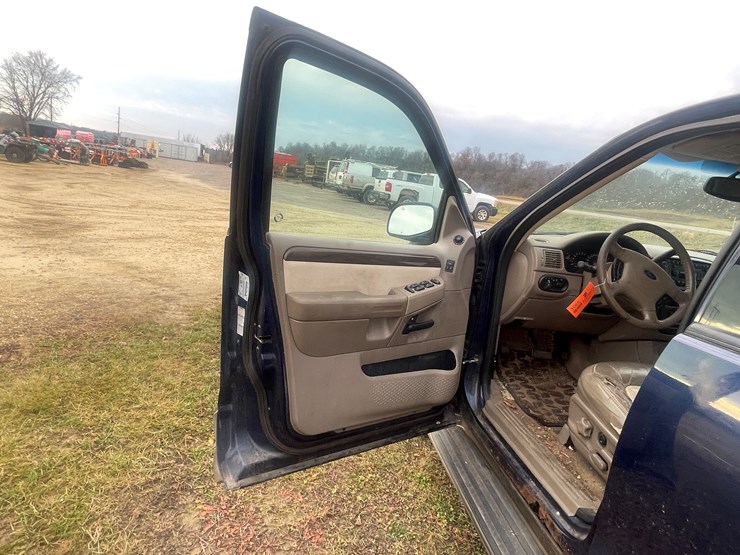 2004-ford-explorer-image-23