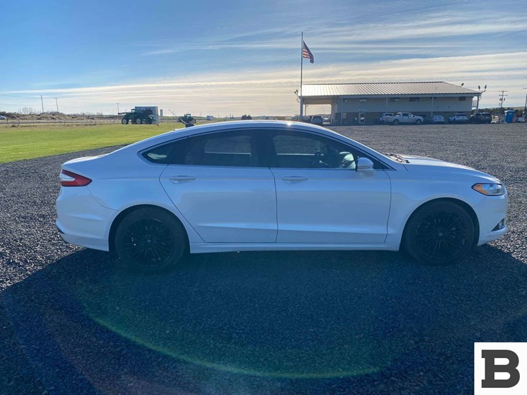 2016-ford-fusion-sedan-image-7