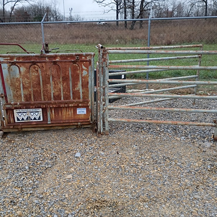 #22192 • WW Livestock Squeeze Chute