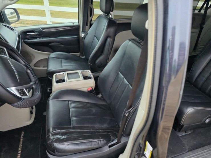 2013-chrysler-town-&-country-image-20