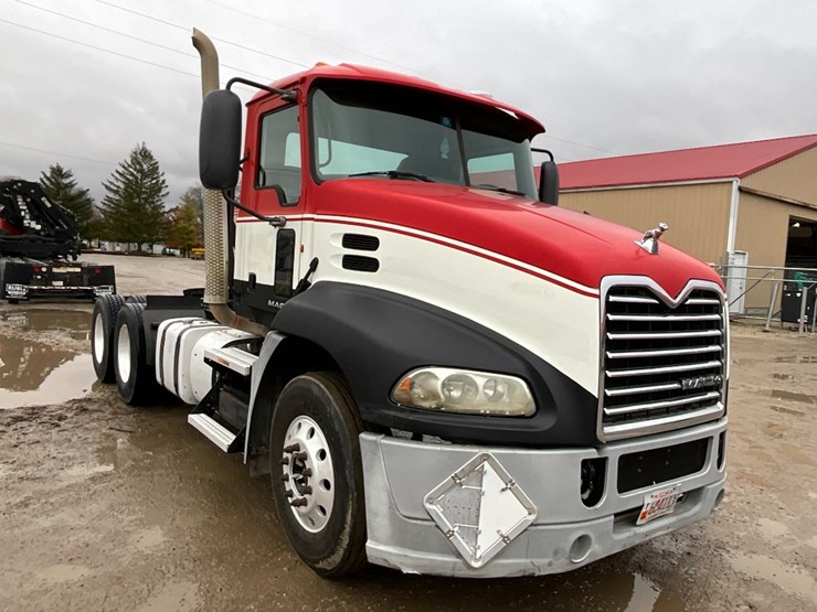 2012-mack-cxu613-day-cab-image-4