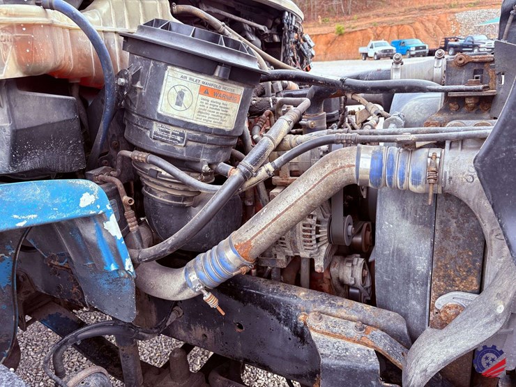 2009-freightliner-m2-106-image-27