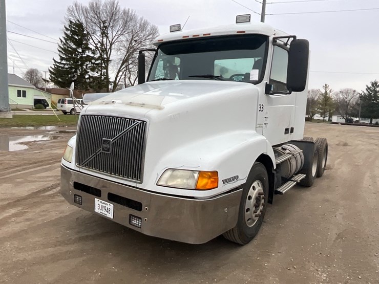 2002-volvo-vnl-day-cab-image-2