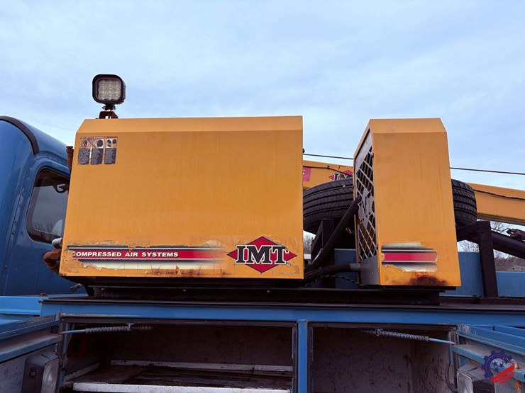 2009-freightliner-m2-106-image-35