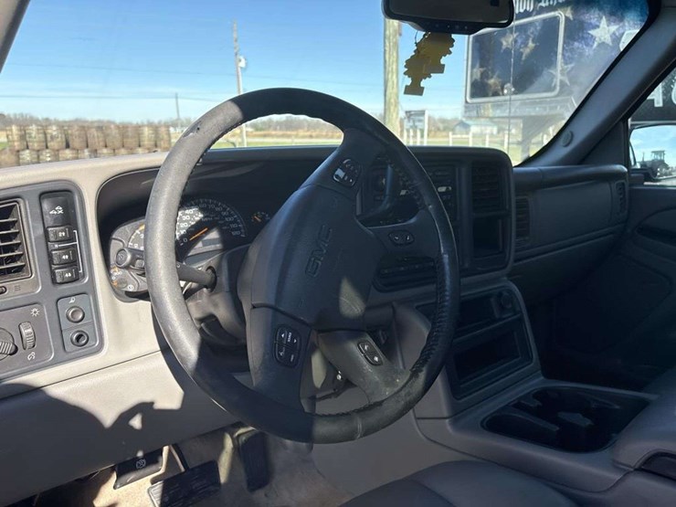 2005-gmc-sierra-2500-image-21