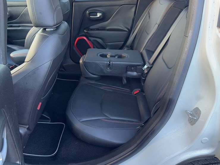 2016-jeep-renegade-image-12