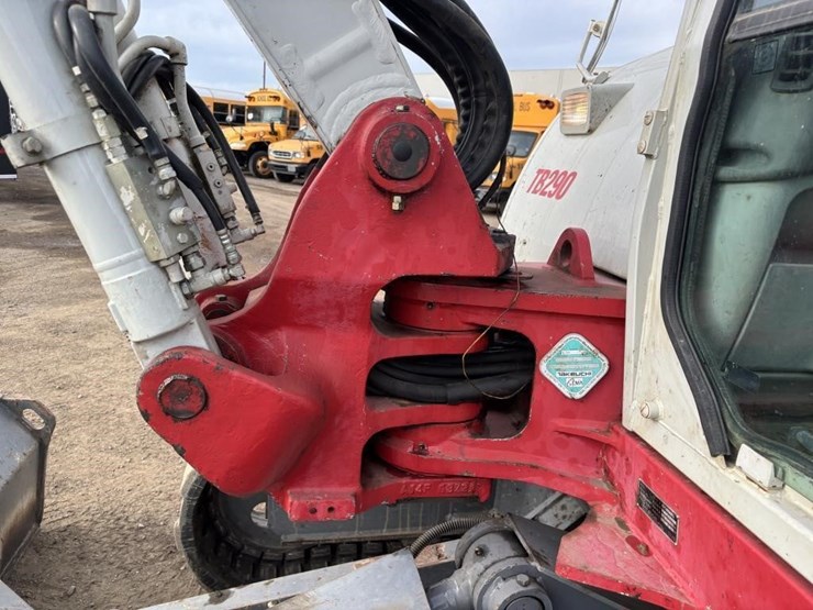 2014-takeuchi-tb290-image-21