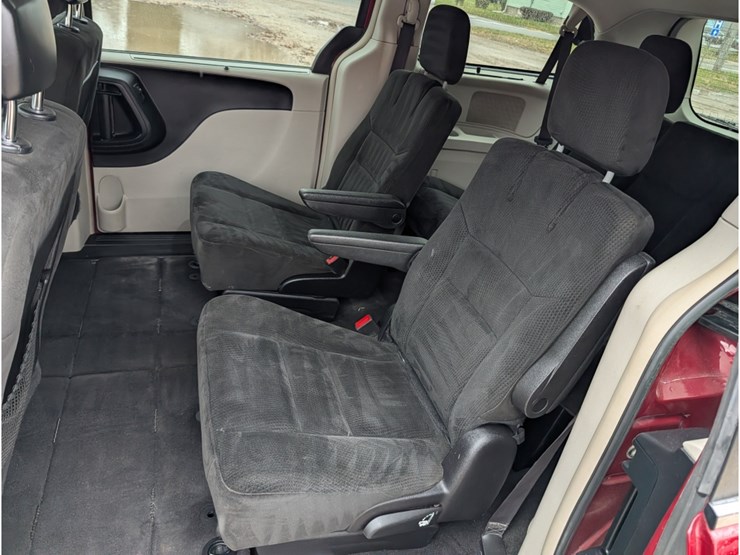 2016-chrysler-town-&-country-image-11