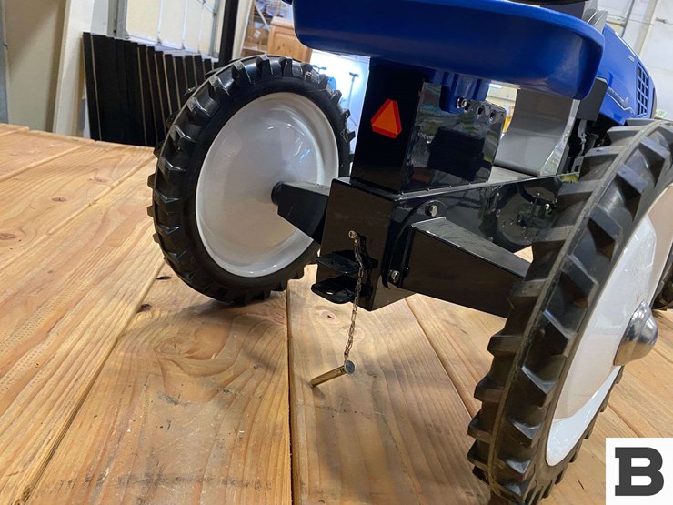 new-holland-t8.035-genesis-toy-pedal-tractor-image-9