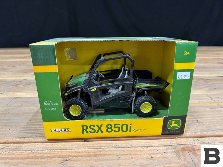 ertl-die-cast-replica-john-deere-rsx-850i-gator-1:16-scale-image-2