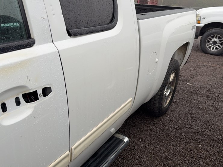 #3018-•-2013-chevy-silverado-pickup-truck-image-12