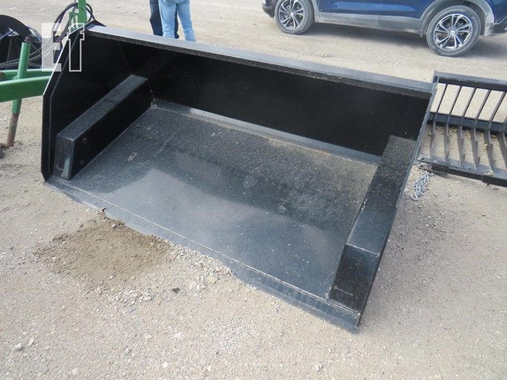 skidloader-hyd.-dump-bucket-(new)-image-2