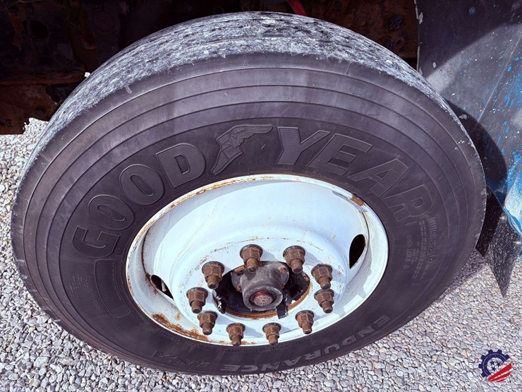 2009-freightliner-m2-106-image-8