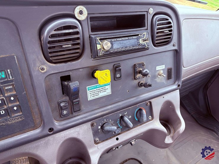 2009-freightliner-m2-106-image-91