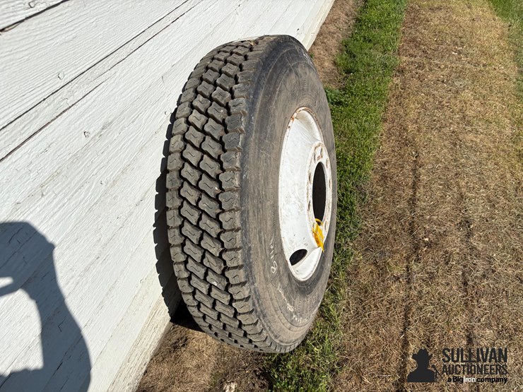 11r22.5-tire-on-10-bolt-rim-image-3