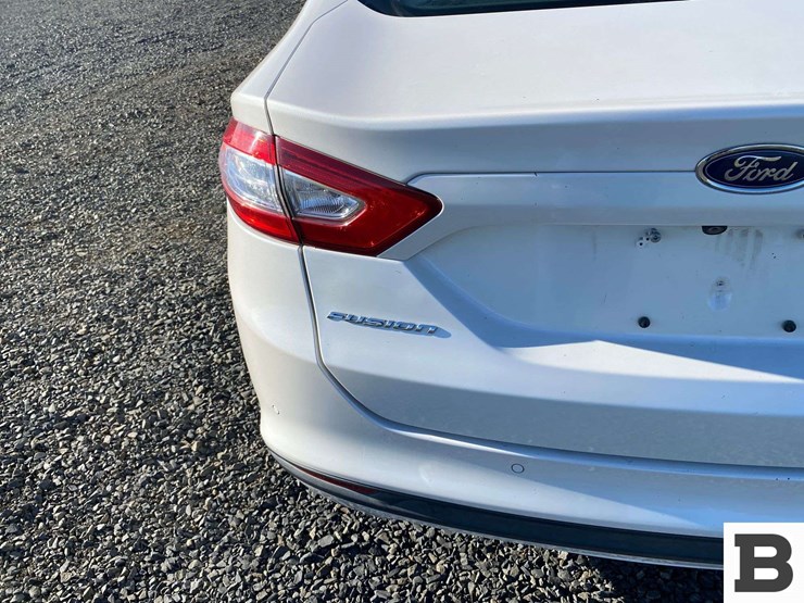 2016-ford-fusion-sedan-image-18