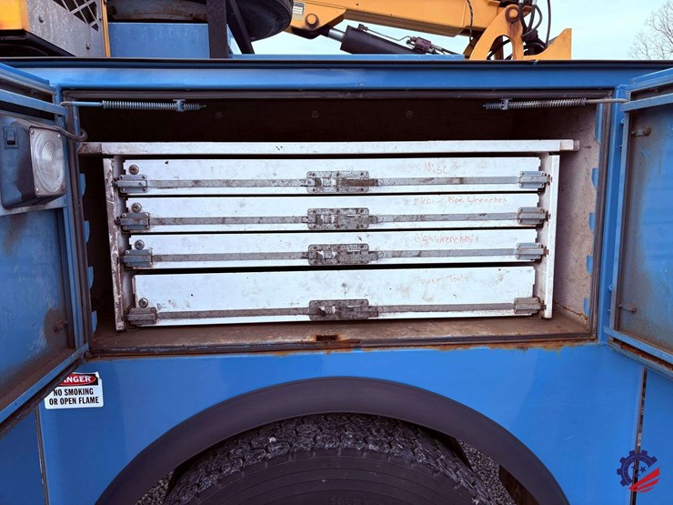 2009-freightliner-m2-106-image-40