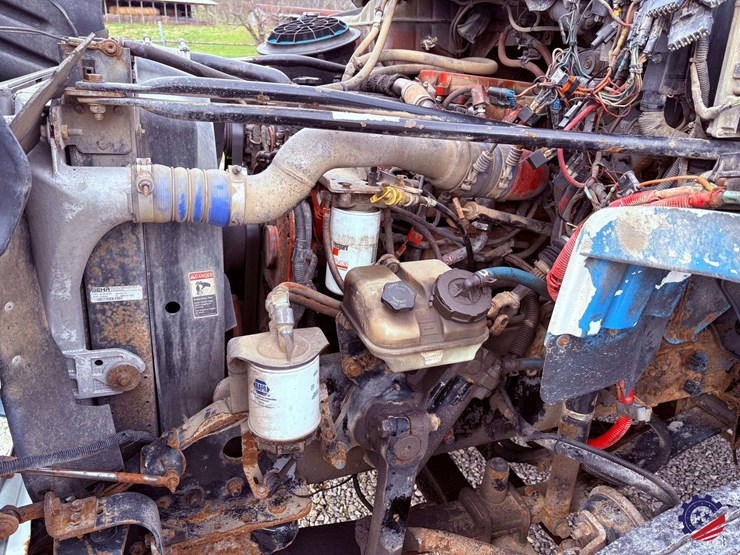 2009-freightliner-m2-106-image-22