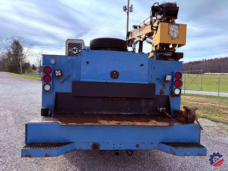 2009-freightliner-m2-106-image-7