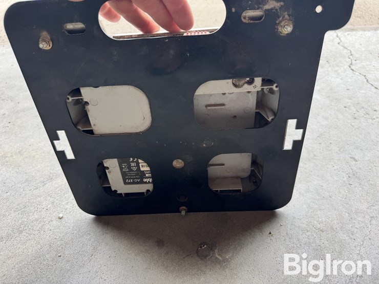 case-ih-372-guidance-receiver-image-11