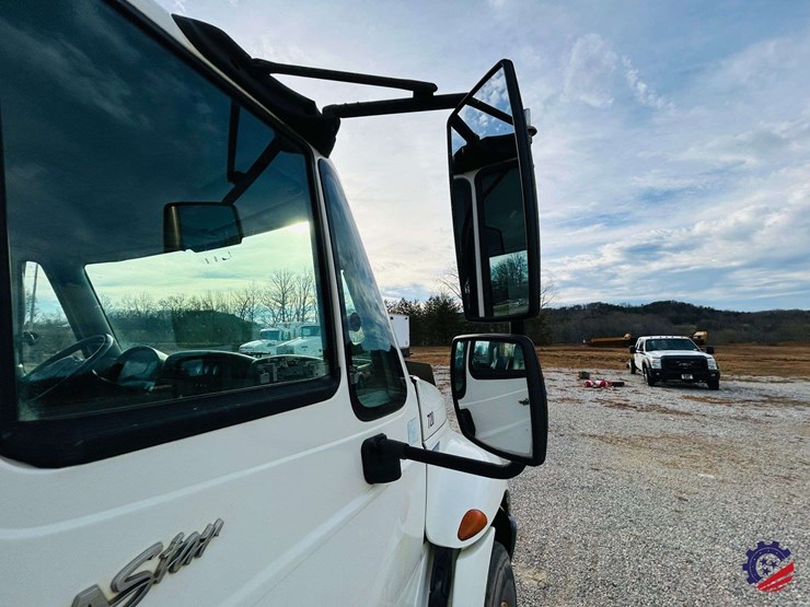 2013-international-durastar-4400-image-45