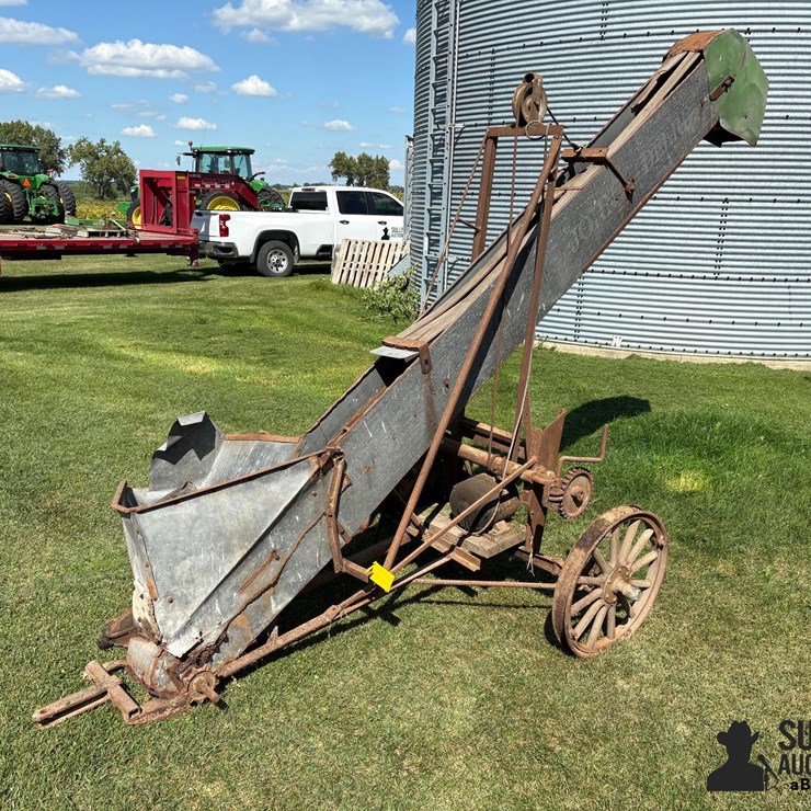 John Deere Paddle Elevator