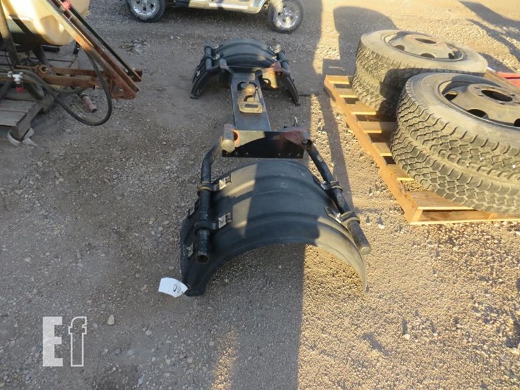 goosneck-hitch-with-fenders-image-1