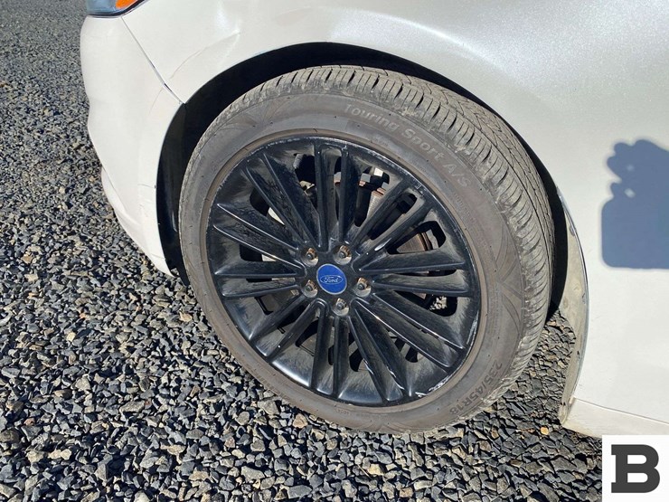 2016-ford-fusion-sedan-image-13