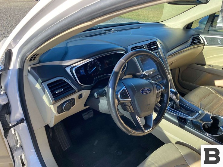 2016-ford-fusion-sedan-image-24