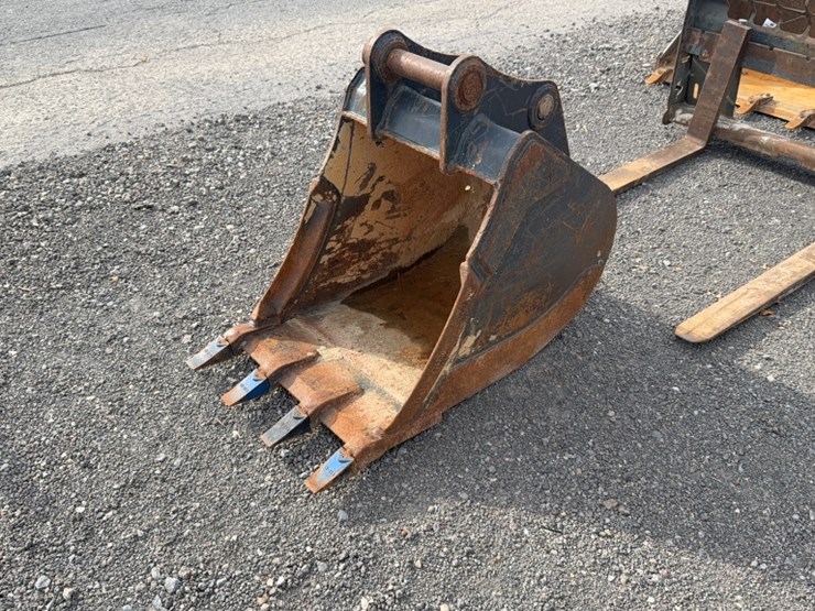 #2000-•-bobcat-24"-excavator-bucket-image-2