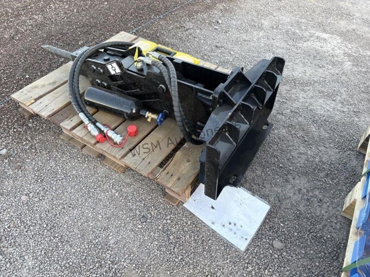 2025-giyi-p45-breaker-hammer-for-stand-up-skid-image-3