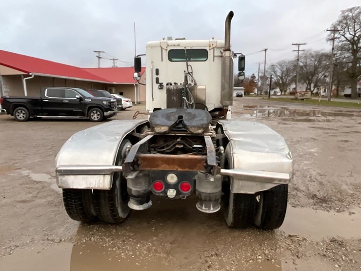 2006-freightliner-cl120-day-cab-image-12